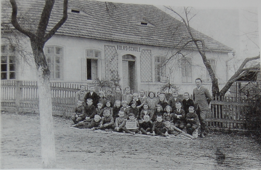 1930 - Hněvnická škola se žáky a učitelem jménem Johann Christof